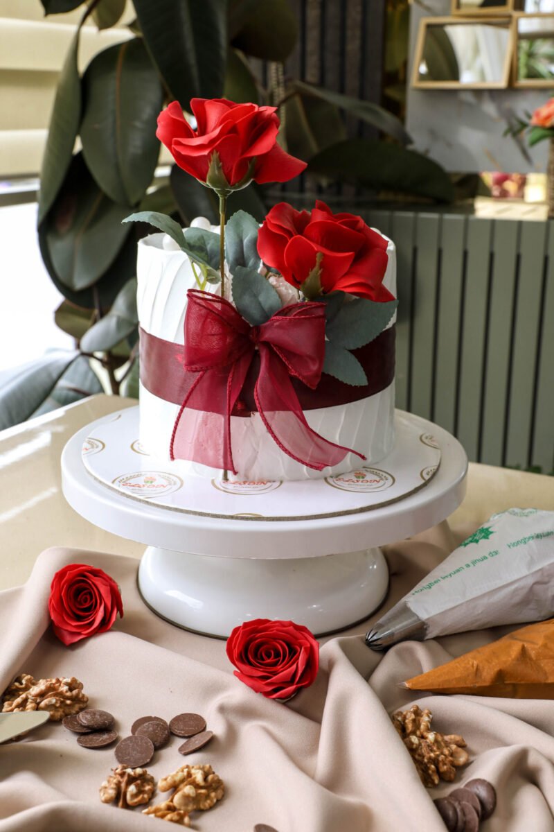 Qaymaqlı şokoladlı qozlu,karamelli, bəzəkli tort - Image 7