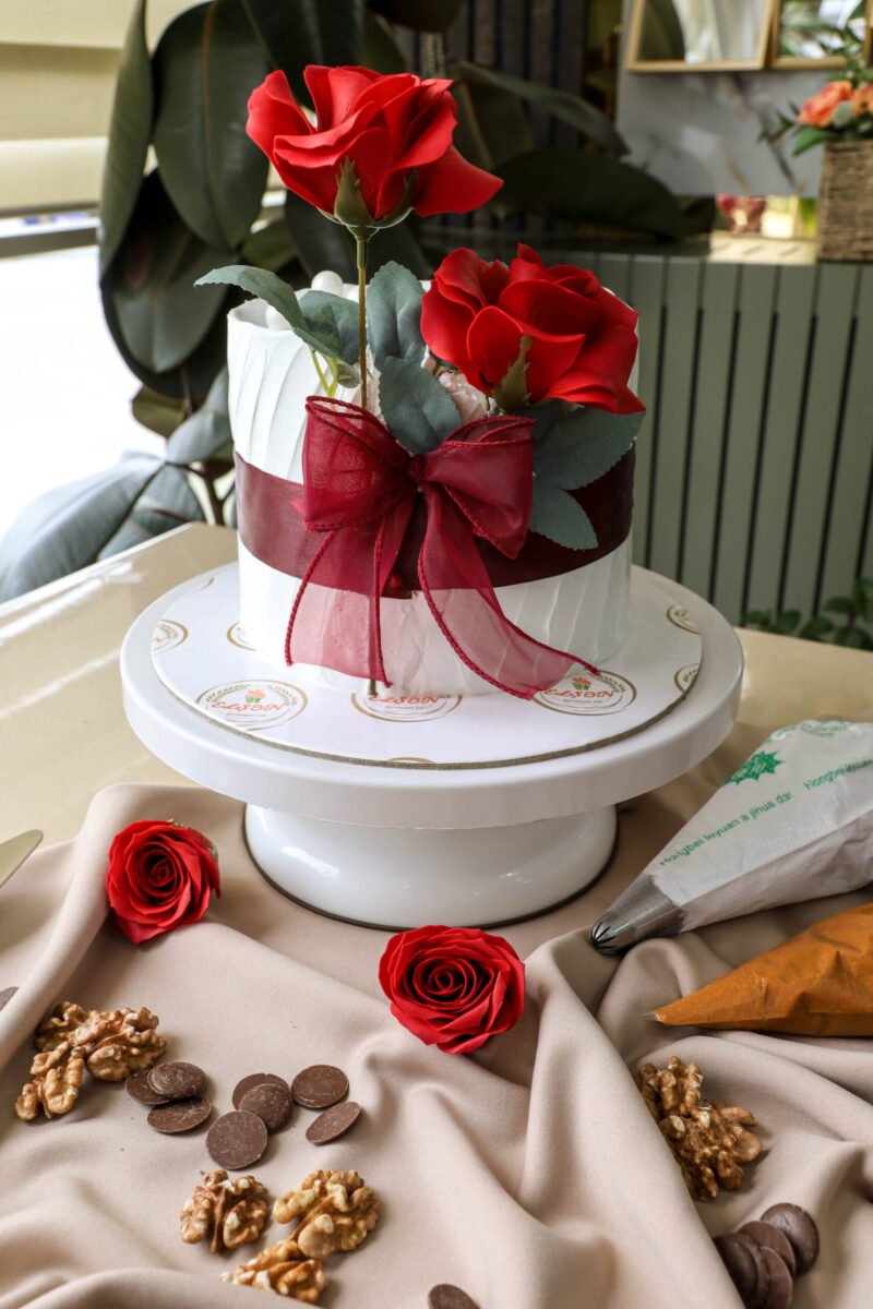 Qaymaqlı şokoladlı qozlu,karamelli, bəzəkli tort - Image 5