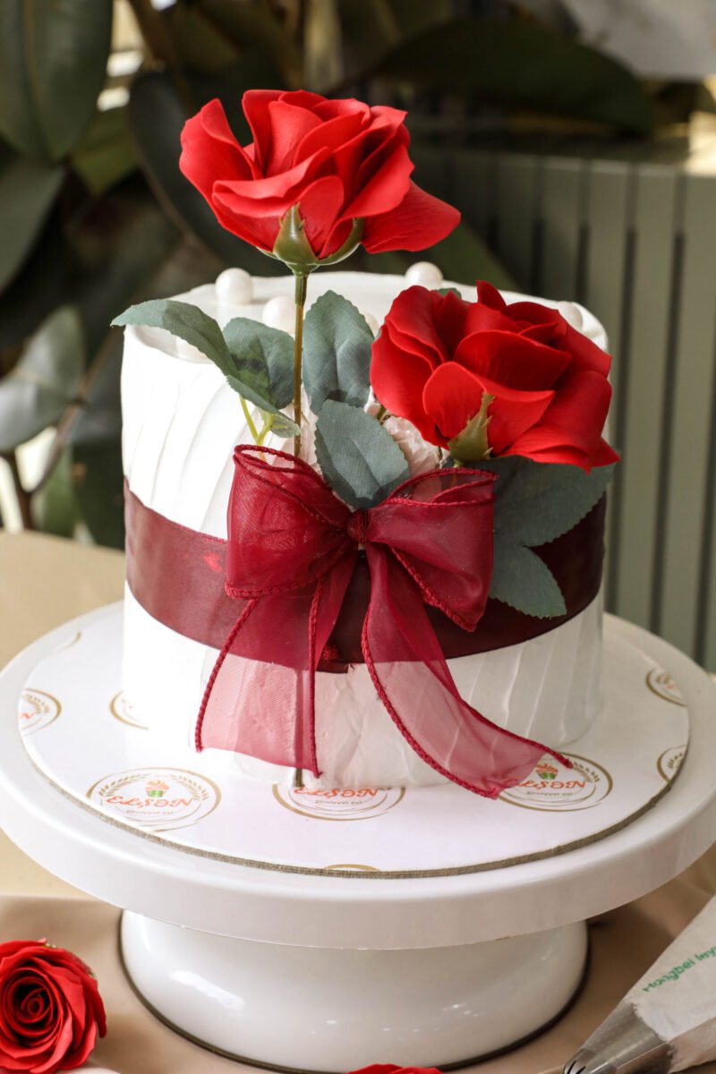 Qaymaqlı şokoladlı qozlu,karamelli, bəzəkli tort - Image 2